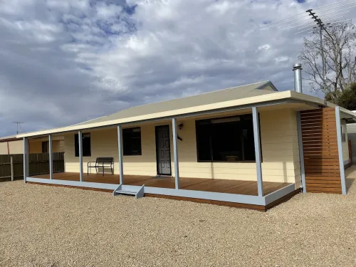 Minutes to the beach! Freshly renovated, stylish & modern. Hotels in Warooka