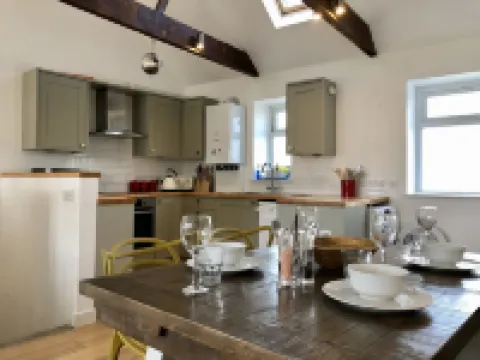 Cosy cottage, short walk to beach and restaurants