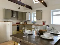 Cosy cottage, short walk to beach and restaurants