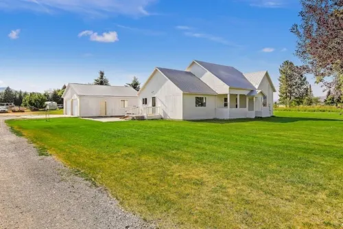 Remodeled Farmhouse near Silver Creek for fly fishing and Craters of the Moon