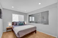 Spacious high ceiling home in Fremont | Private Yard | King Bed Hotels near 42 USA - Nostromo Dorms