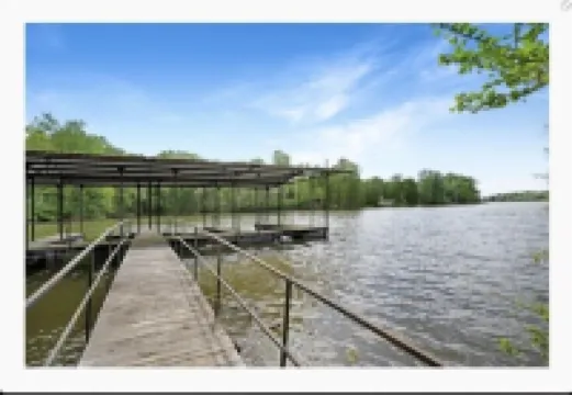 Relaxing & spacious waterfront home on Barkley Lake with 5 Bedrooms and 4 Baths