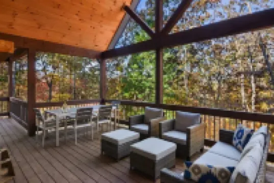 Grin & Bear It Lodge – A Luxury, Dog-Friendly Mountain Escape w Fenced Yard