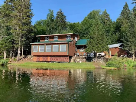 Middle Pond Cabin- Direct ATV & Snowmobile Access Отели в г. Питтсбург