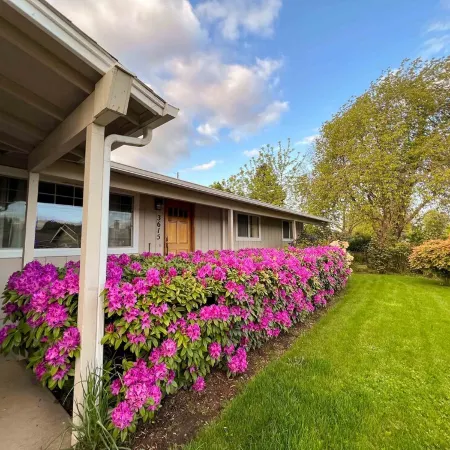 Outdoor Living and Indoor Bar - Entire house - walk to Autzen Stadium