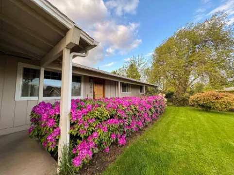 Outdoor Living and Indoor Bar - Entire house - walk to Autzen Stadium