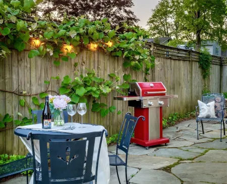 Gorgeous Carriage House close to USNA, walk to stadium, free parking,  pets+kids Отели рядом с достопримечательностью «Уильям Пака Хаус & Гарден»