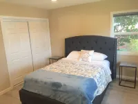 Renovated bungalow, Private backyard, near beach/restaurants, AC, Bikes