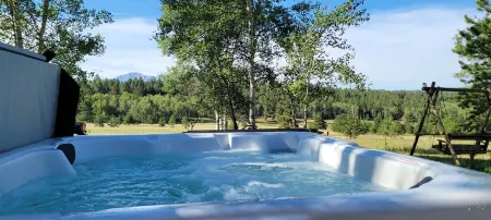 ^^PeakViewCabin, Amazing Views w/ Hot Tub 5 min from town-Peaceful and QUIET