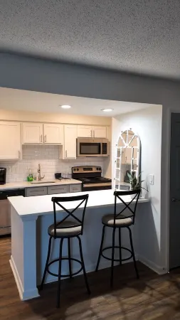 Gorgeous studio located in the heart of Huntsville, close to all amenities. Отели рядом с достопримечательностью «Университет Алабама ин Хантсвилл»