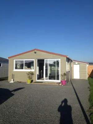 Chalet Bord de mer Hotel dekat Maisy Battery