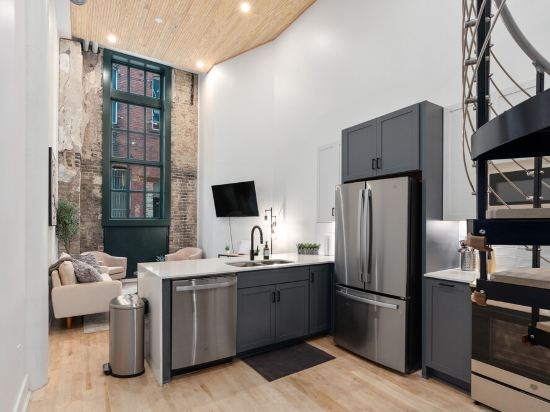 Urban Oasis DT Apartment Loft l Gym+Rooftop+Parking! Sleeps 4