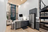 Urban Oasis DT Apartment Loft l Gym+Rooftop+Parking! Sleeps 4