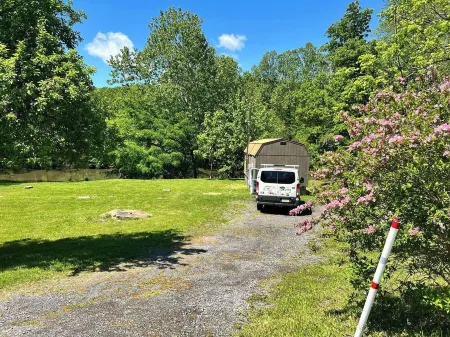 Meadow Riverfront Cabin Отели в г. Уайлдернесс