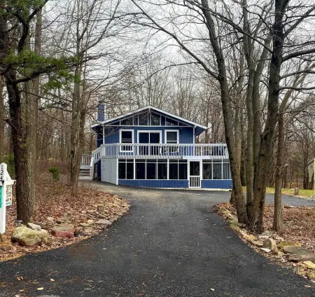 The Lux Big Blue House~Movie Room~Arcades~HotTub~6Br~FirePit~Family Friendly!