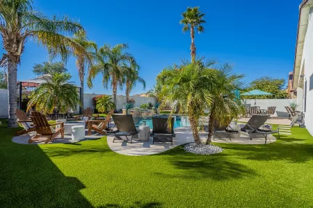 Backyard Paradise in the Valley! Pool/Jacuzzi! Отели рядом с достопримечательностью «Уисперинг Уинд»