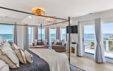 Luxe on the OCEAN w/ limo cart, firepit, paddle boards, pingpong, bikes, pets ok Отели в г. Фрипп Айленд