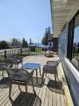 Harbour View Getaway- unique, fully renovated 1 block from the lake!