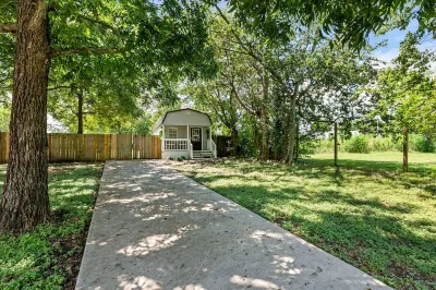 Cute & Cozy Tiny House Minutes to Downtown Waco!