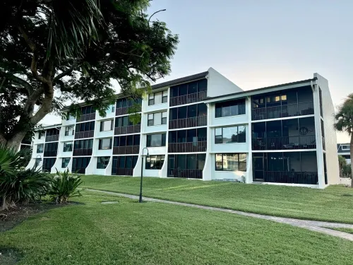 The Palm Lodge @ Loggerhead Cay 🐚 Beachside Accommodations 🐚 Pool & Pickleball