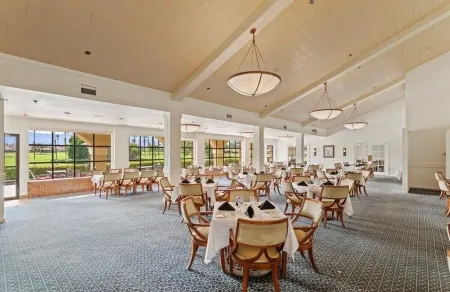 NEW! Peaceful Waterfront Getaway (pet-friendly) Отели рядом с достопримечательностью «Палм-Дезерт Палмс»