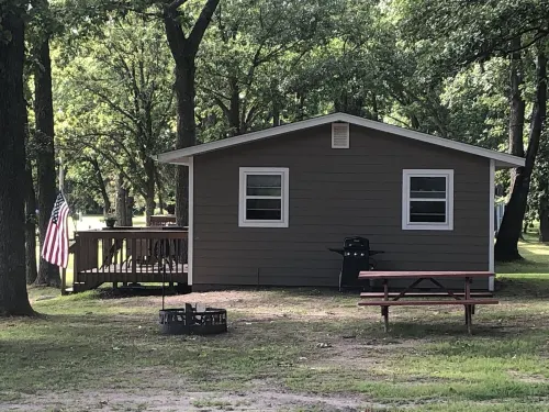 Cozy Up North cabin on beautiful Lake Waukenabo