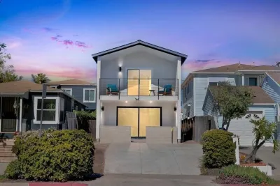Pacific Beach Gem - 3 Bdrm w/ Parking! Vibrant PB Nearby w/ Neighborhood Feel! Hotels near Marshalls