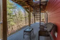Unique Massanutten Lodge, Hot Tub, Game Room w/foosball and Gorgeous Views!!