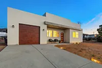 COZY JOSHUA TREE HOME- 9 min to the park! with Hot Tub