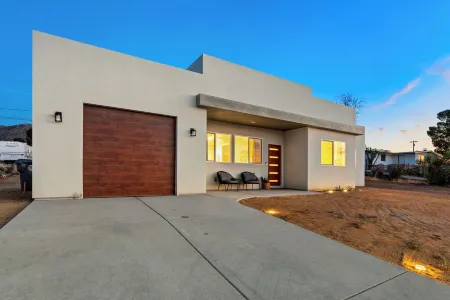 COZY JOSHUA TREE HOME- 9 min to the park! with Hot Tub Отели рядом с достопримечательностью «The Joshua Tree Art Gallery (JTAG)»