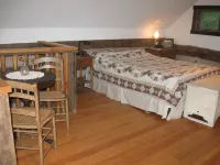 Tavern River Cabin, Historical,  Riverfront, Log, Hottub, Large Stone Fireplace