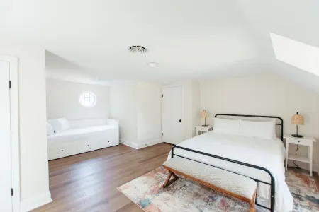 Renovated 3BR home across from Williamsburg Winery with great outdoor space! Отели рядом с достопримечательностью «Парк развлечений Busch Gardens»