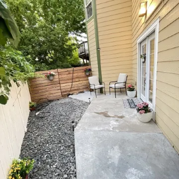 Cheerfull 2 bedroom Basement Apartment