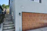 Modern 8 bedroom Duplex -2 units- w/ Ocean Views and over 4,000 sqft!