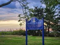 Great Hammcock Getaway, cozy home, hot tub, fire pit, beaches nearby.