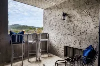 Modern Sleek Convenient Condo, Luxury King bed! Pool, Hot Tub, and Fire Place
