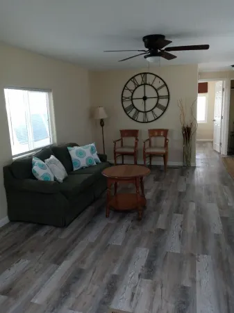 Charm remodeled 2b 2b with 2/p space only 7 minutes from down town Отели в г. Флауинг Уэлс