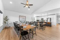 NEW! 6 Bedrooms, Indoor & Outdoor Pools, Hot Tub, Game Rm, Theater Rm, Lake View