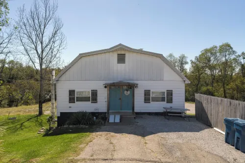 Blessed Charming 2-Bedroom Bungalow, 3 Miles From The World Known Ark Encounter