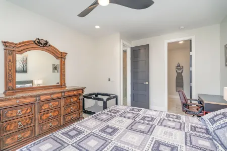 All New spacious cozy in-law suite 1BD minutes to highway 485 & 74 Отели рядом с достопримечательностью «Парк Перзер-Халси»