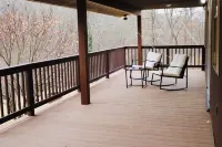 Cozy Mountain Retreat with Pickle-ball Court. Pet Friendly!