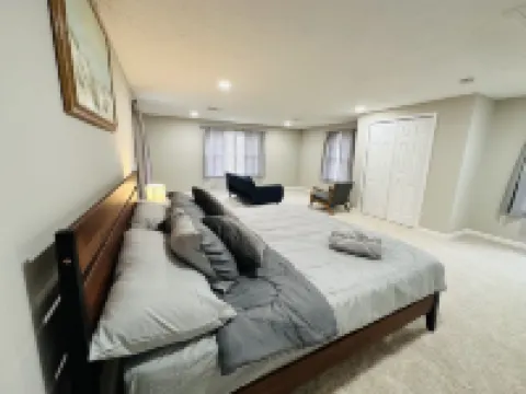 Cozy Mountain Retreat with Pickle-ball Court. Pet Friendly!