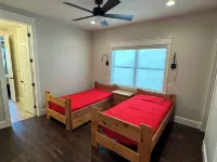 New Lake Paradise! 4 bdrm 3.5 ba house w/ lift, deck, grill, sauna, smart, media Hotels in Tool