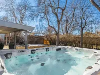 ~Huge Hot Tub~Theater/Game Room~Family Friendly~Private Backyard Oasis~Fire Pit~ Hotels in Arvada