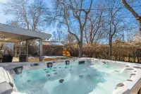 ~Huge Hot Tub~Theater/Game Room~Family Friendly~Private Backyard Oasis~Fire Pit~