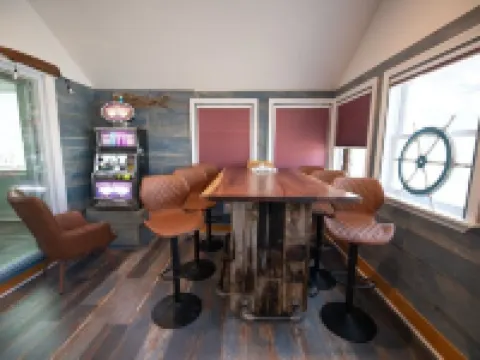 Premier, modern, fully renovated, Beach home...stroll to the beach in 3 minutes! โรงแรมในHampton Beach