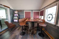 Premier, modern, fully renovated, Beach home...stroll to the beach in 3 minutes! فنادق في Hampton Beach