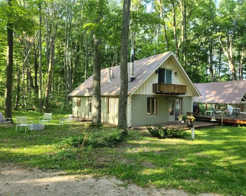 HARBOR SPRINGS 3 BEDROOM / 2 BATH COUNTRY CHALET Hotels in Pleasantview Township