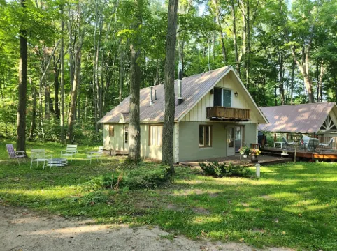 HARBOR SPRINGS 3 BEDROOM / 2 BATH COUNTRY CHALET