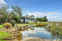 Lakehouse Estate is on 3 acres with private lake Hoteles en Newhaven